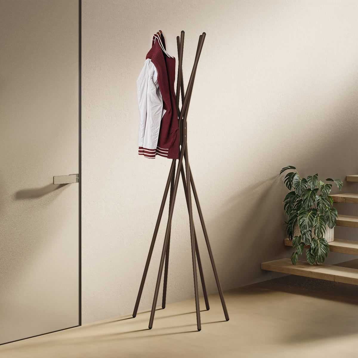 Appendiabiti a terra Tree tabacco in ambiente d'ingresso — appendiabiti di design per cappotti, giacche, borse e cappelli