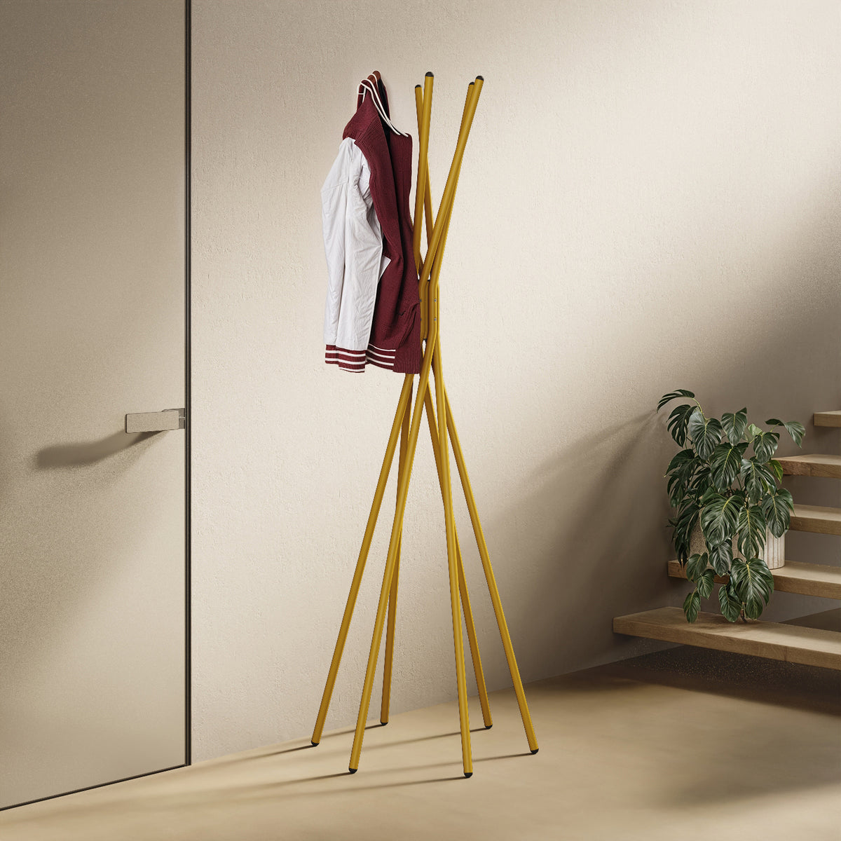 Appendiabiti a terra Tree giallo in ambiente d'ingresso — appendiabiti di design per cappotti, giacche, borse e cappelli
