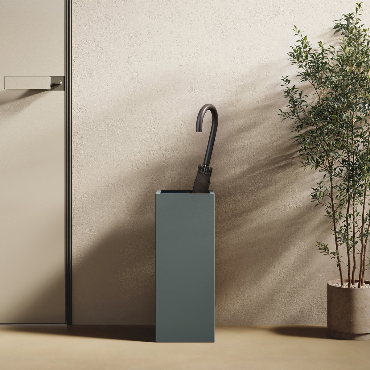 Portaombrelli ALL blu in contesto ingresso — portaombrelli in metallo abbinato a borse e accessori