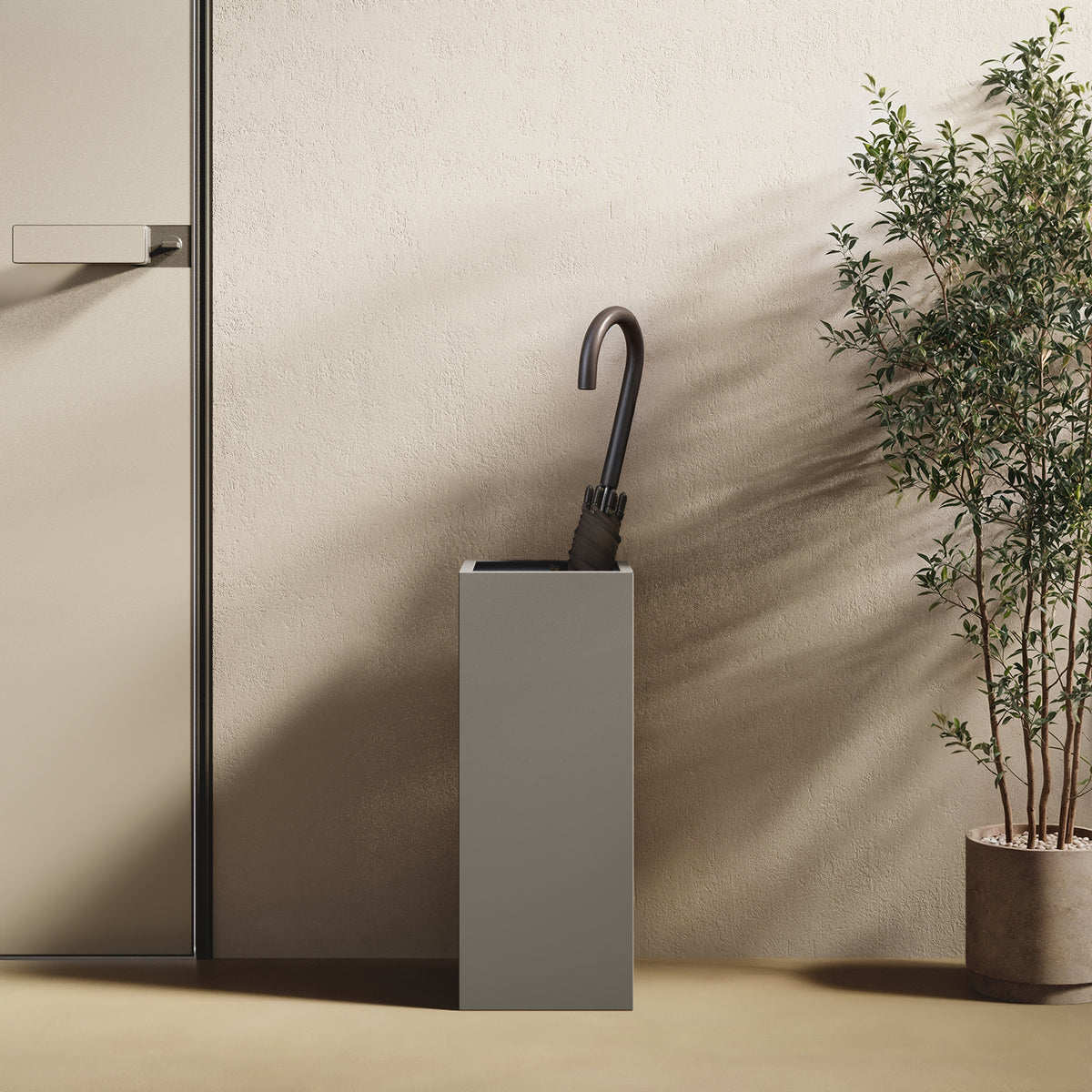 Portaombrelli ALL grigio in ingresso domestico — soluzione d'arredo funzionale abbinata a pannello appendiabiti