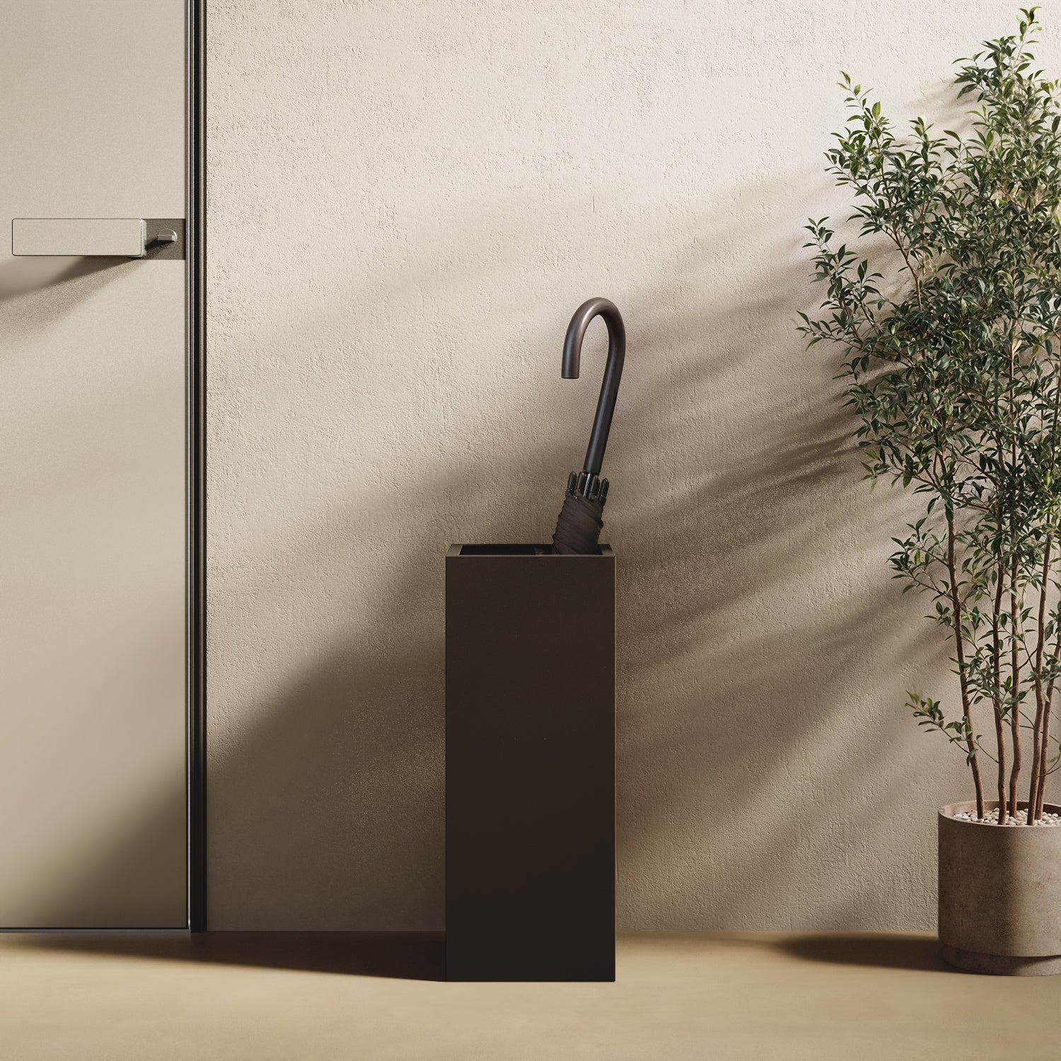 Portaombrelli ALL nero in ufficio — portaombrelli minimal in metallo accanto a scrivania in stile industrial