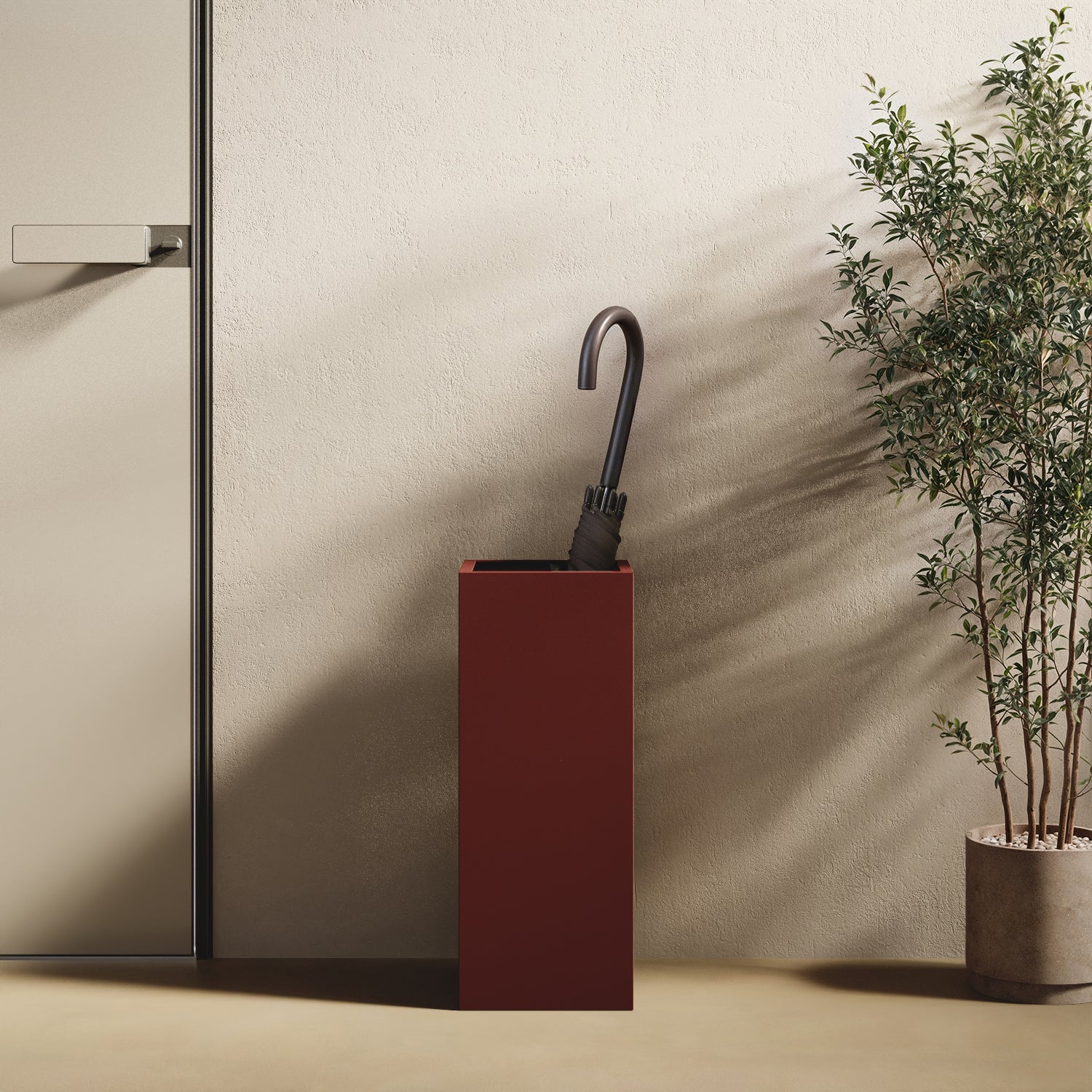 Portaombrelli ALL rosso in ingresso moderno — accento cromatico deciso abbinato a parete bianca e pavimento