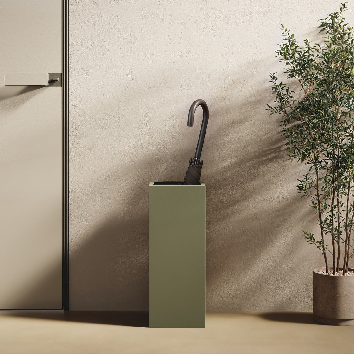 Portaombrelli ALL verde in zona ingresso — portaombrelli decorativo abbinato ad appendiabiti e pavimento in legno