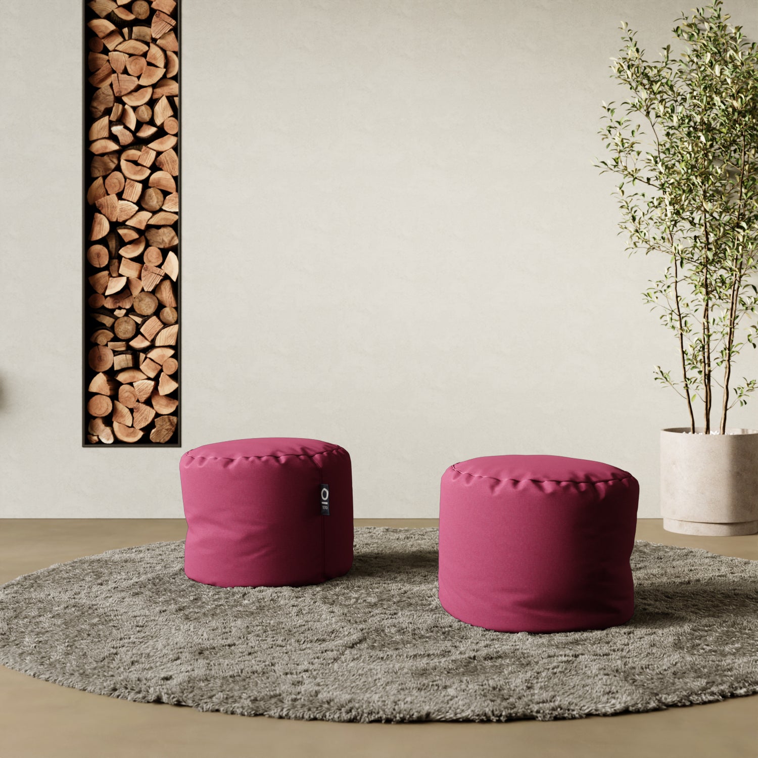 Pouf Adapto fucsia in contesto living — abbinamento con divano e tappeto moderno