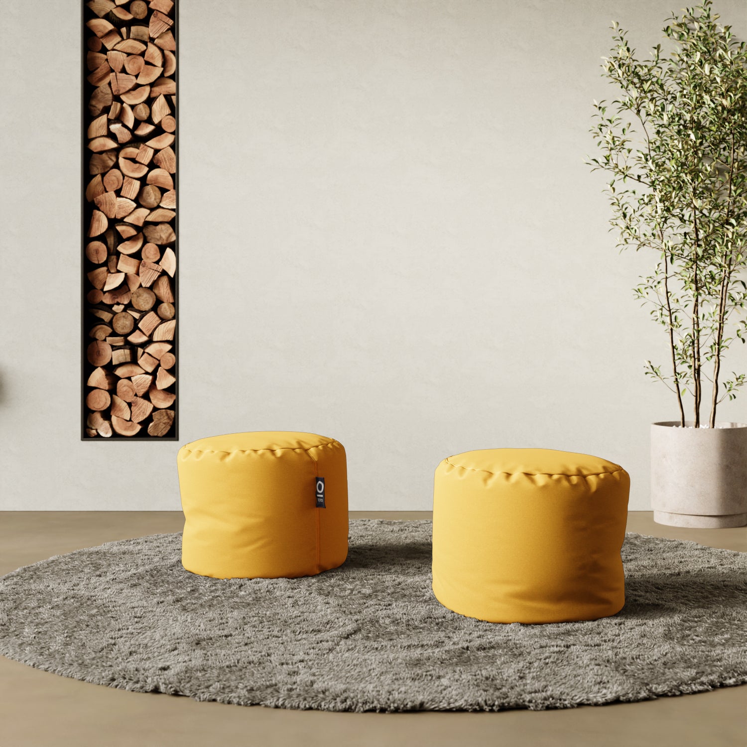 Pouf Adapto giallo in contesto living — abbinamento con divano e tappeto moderno