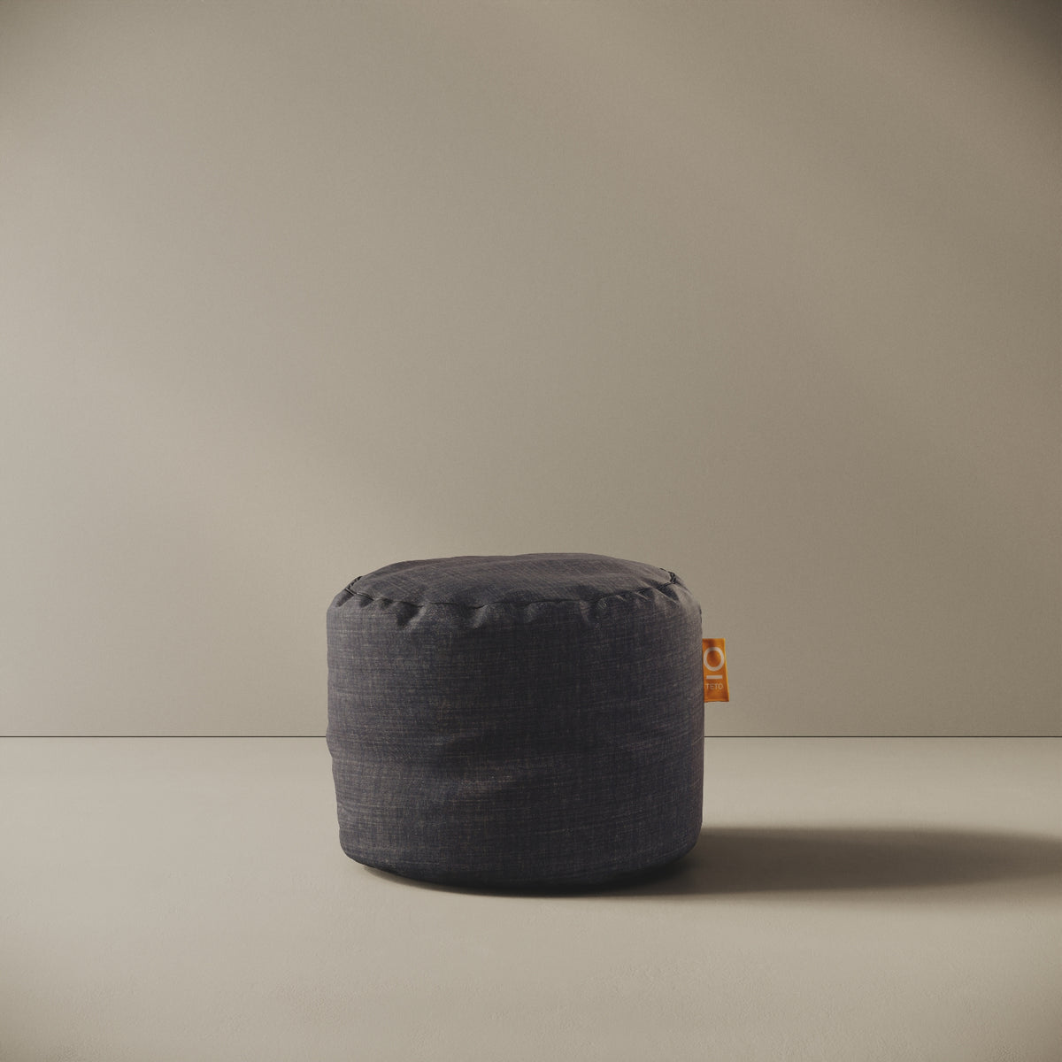 Pouf Adapto jeans, vista frontale — rivestimento in denim resistente, fatto a mano in Italia