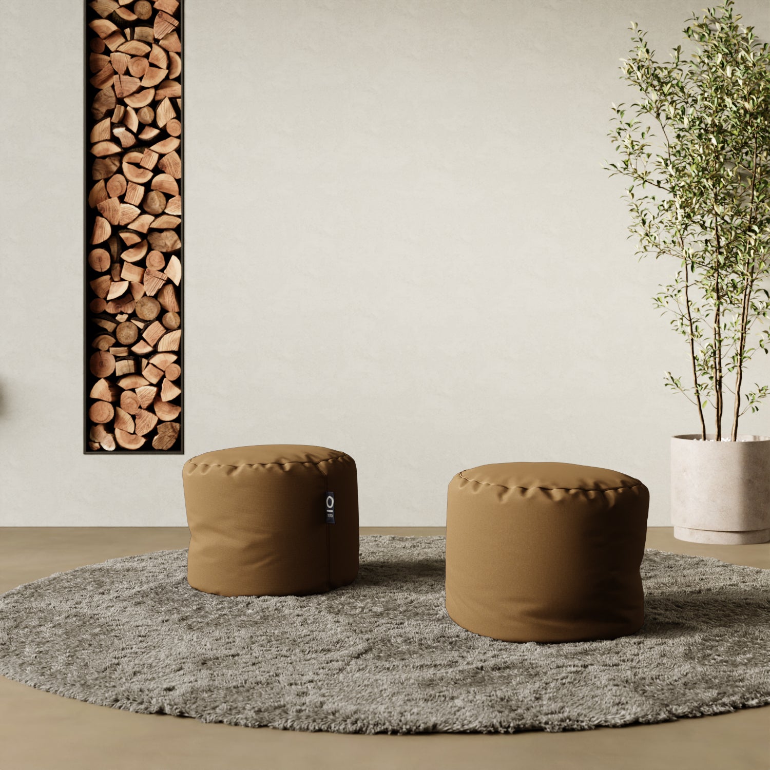Pouf Adapto tabacco in contesto living — abbinamento con divano e tappeto moderno