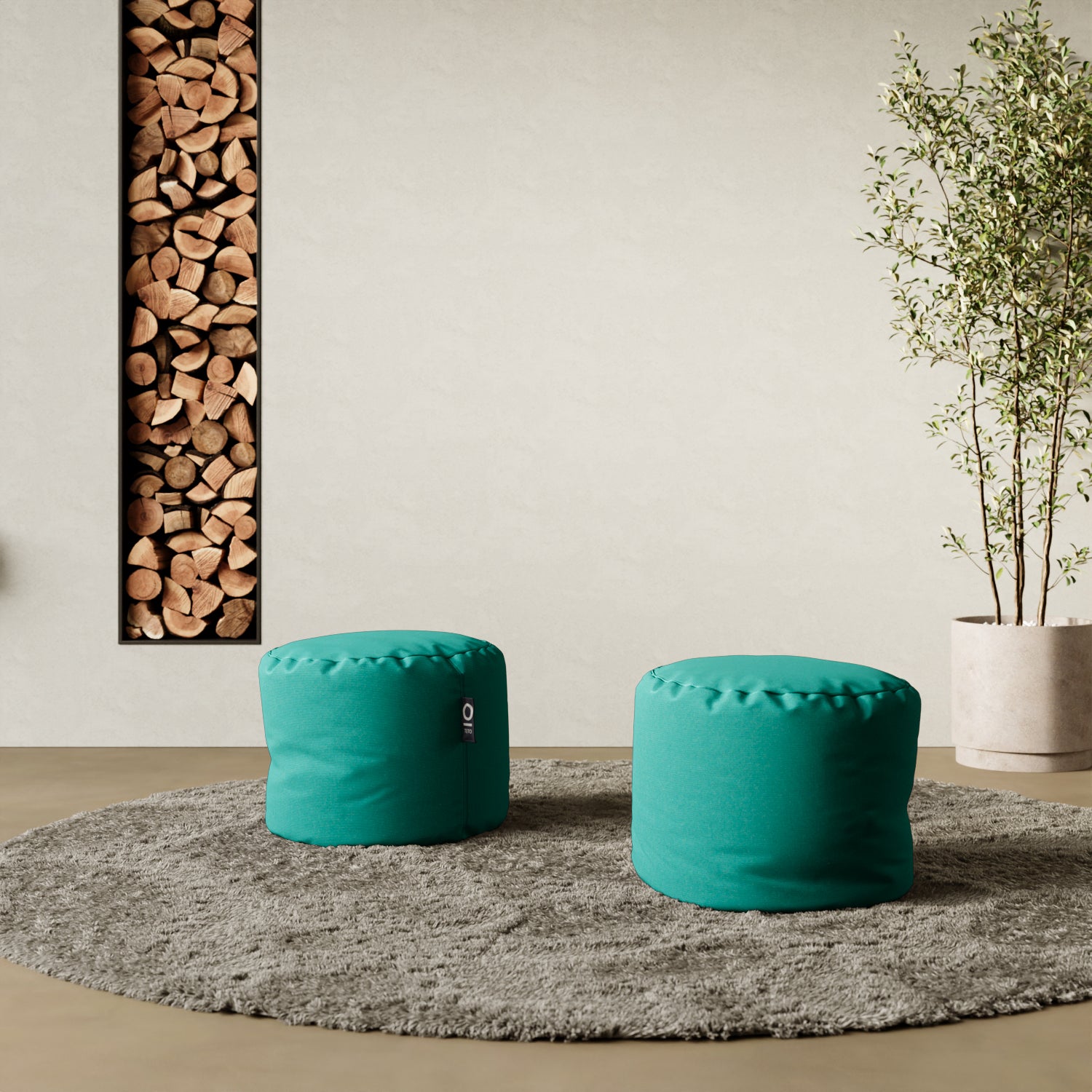 Pouf Adapto turchese in contesto living — abbinamento con divano e tappeto moderno