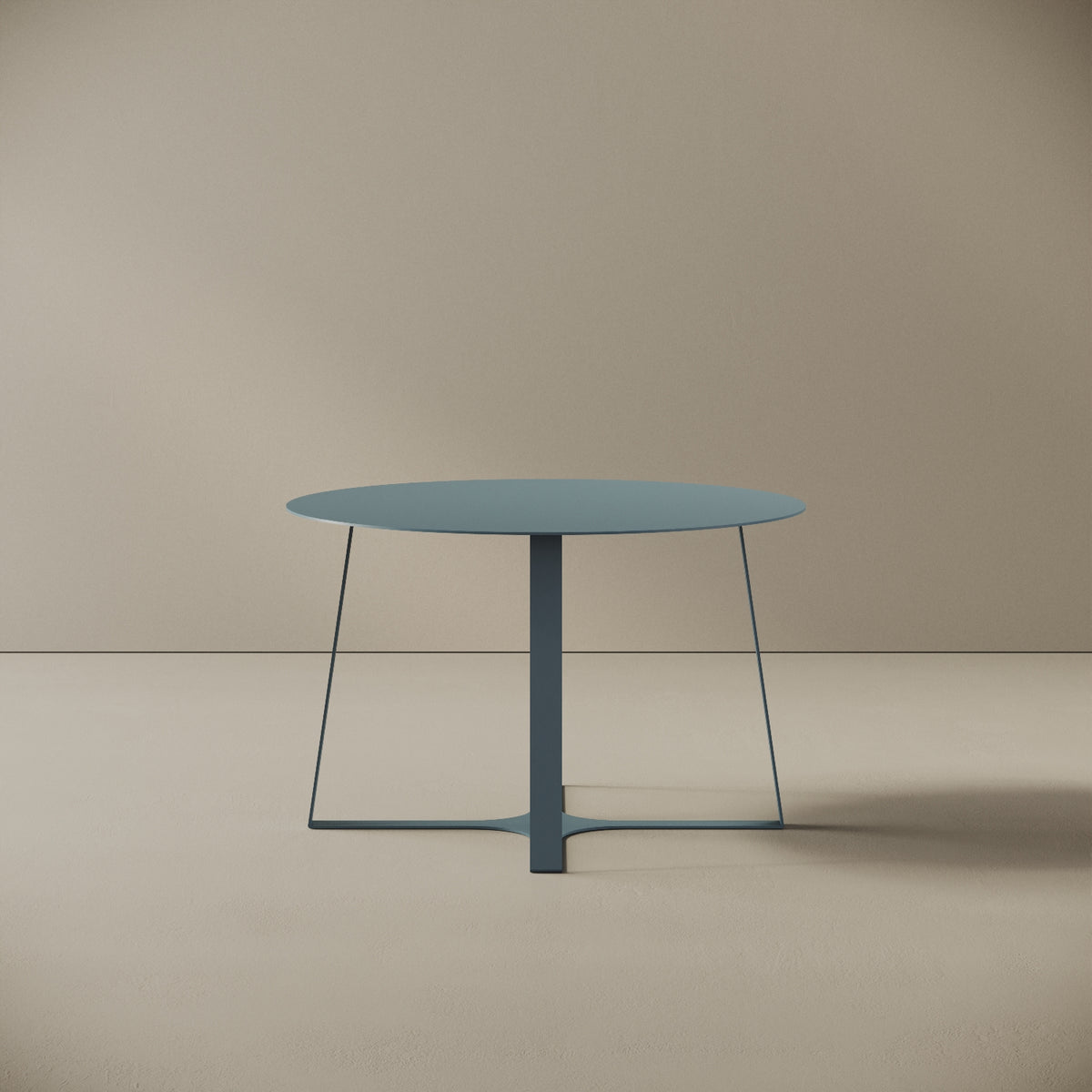 Tavolino da caffè Japan blu M, vista frontale – struttura in ferro verniciato a polvere epossidica, piano Ø60 cm, base Ø55 cm, h 37 cm