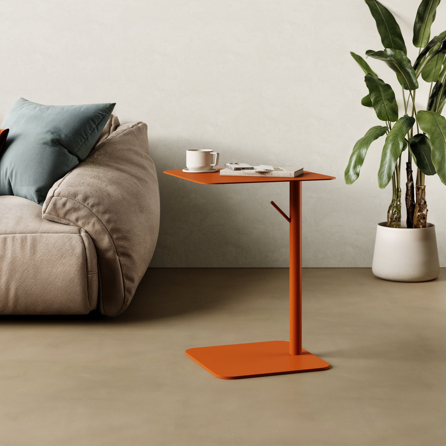 Tavolino Italia quadrato arancione in contesto living, abbinato a divano e accessori