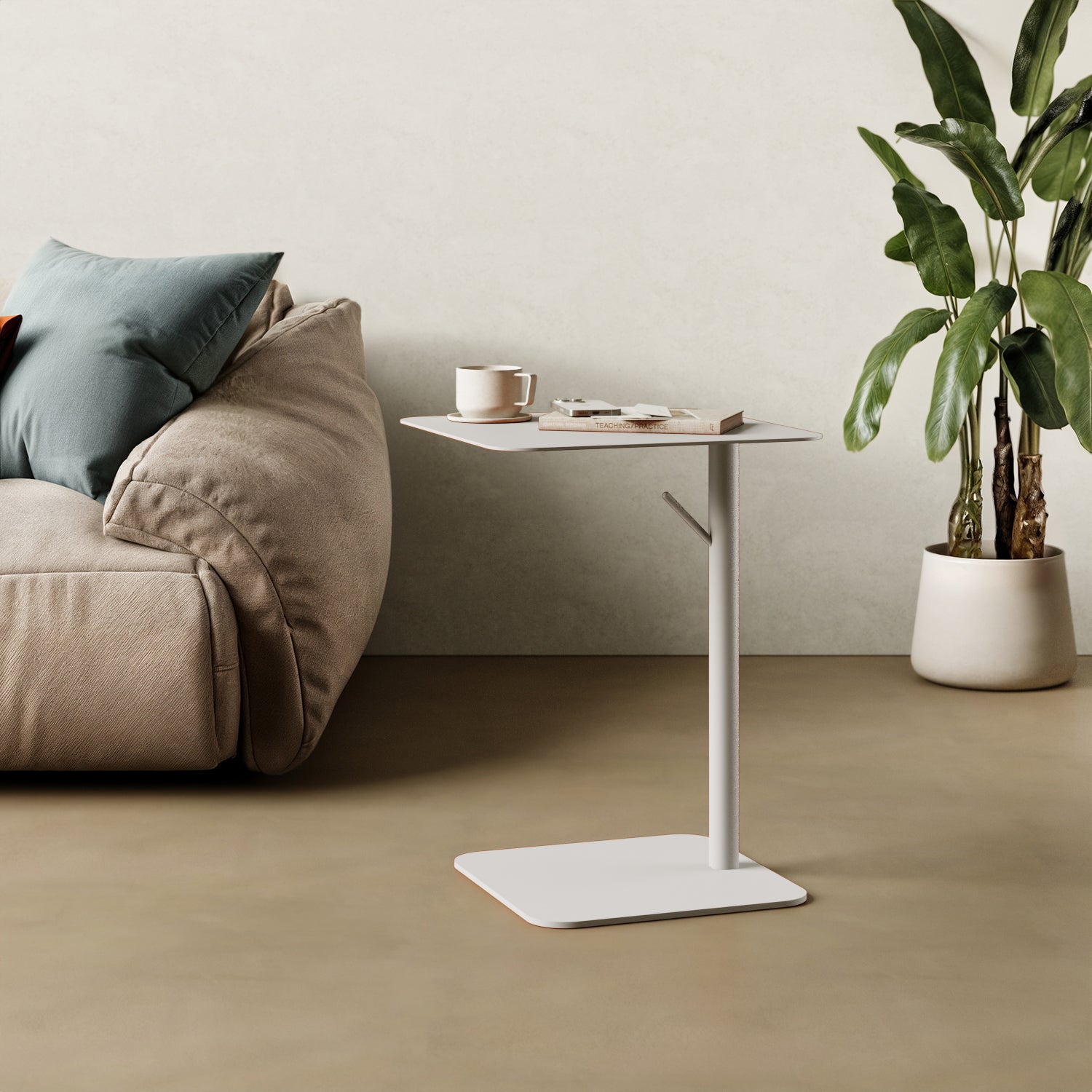 Tavolino Italia quadrato bianco in contesto living, abbinato a divano e accessori