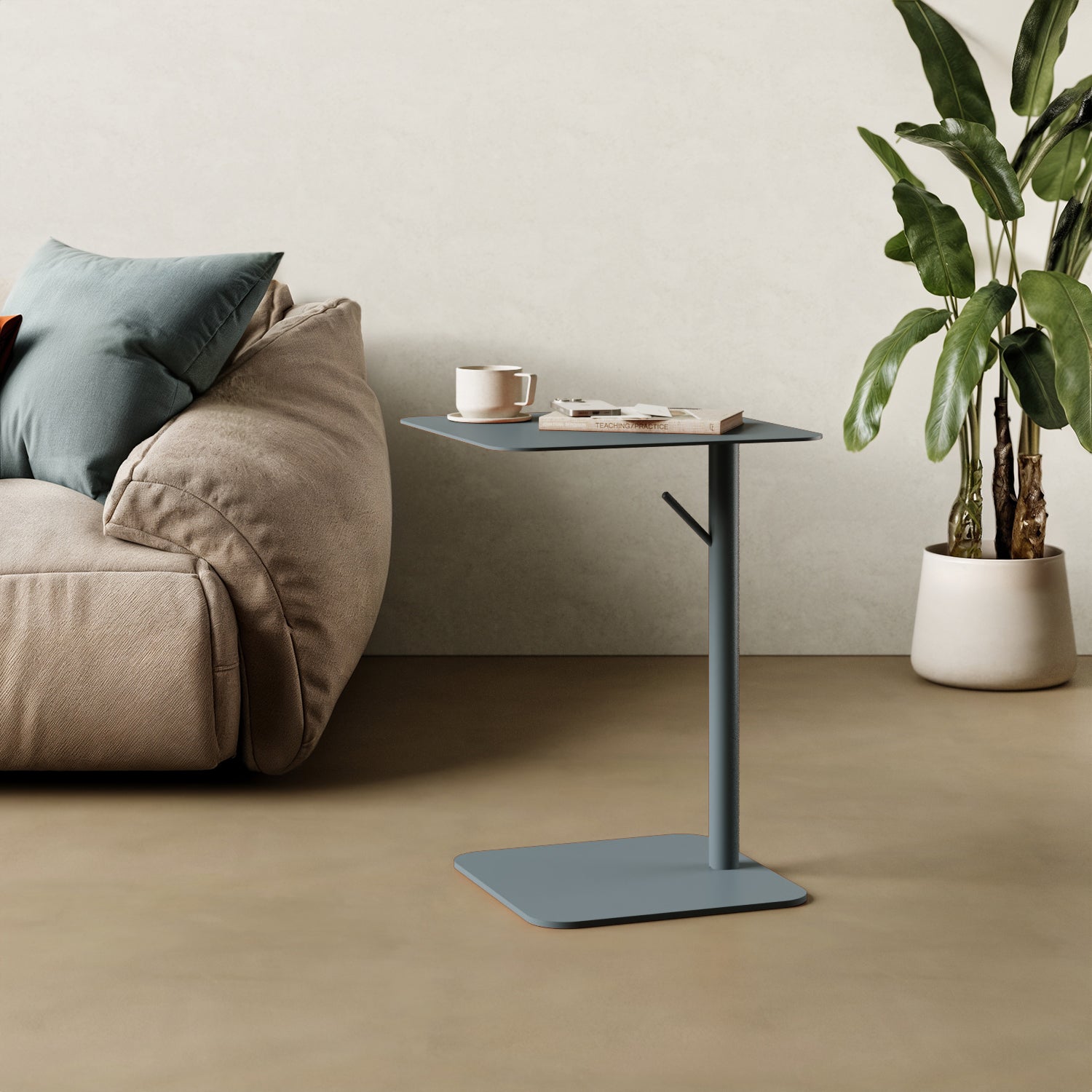 Tavolino Italia quadrato blu in contesto living, abbinato a divano e accessori