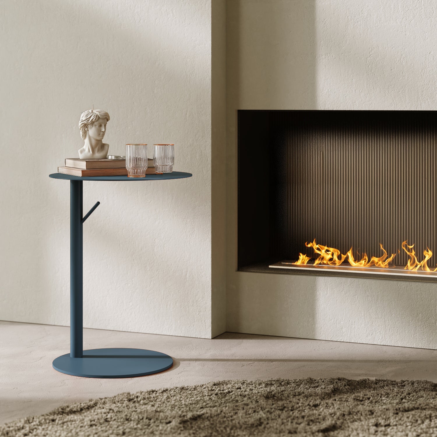 Tavolino Italia rotondo blu in contesto living, abbinato a divano e accessori