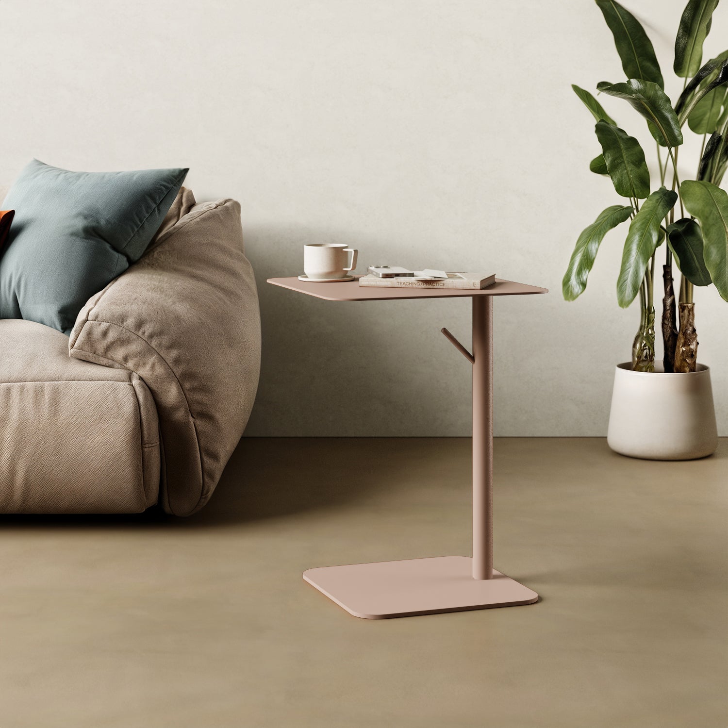 Tavolino Italia quadrato cipria in contesto living, abbinato a divano e accessori