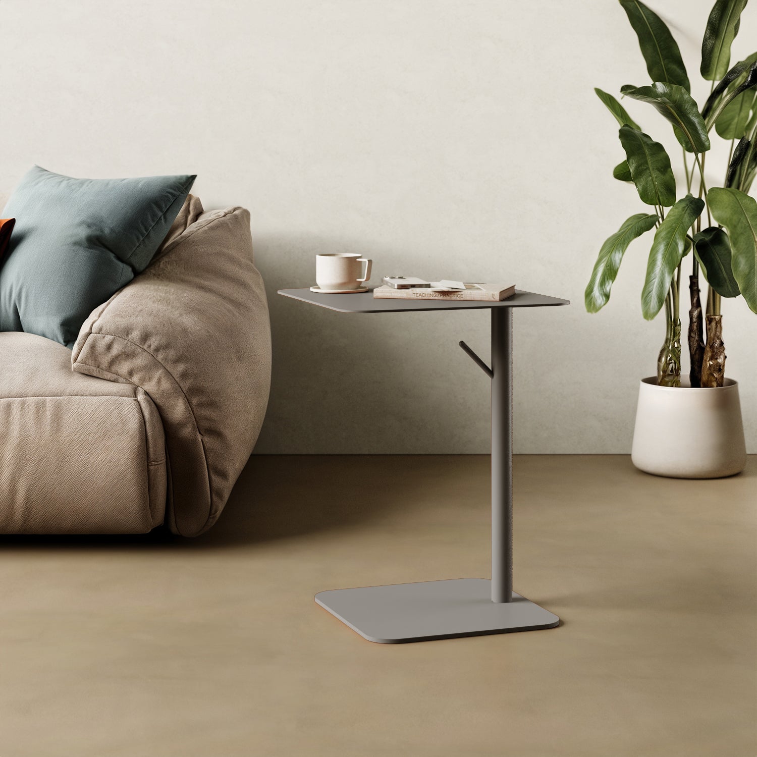 Tavolino Italia quadrato grigio in contesto living, abbinato a divano e accessori