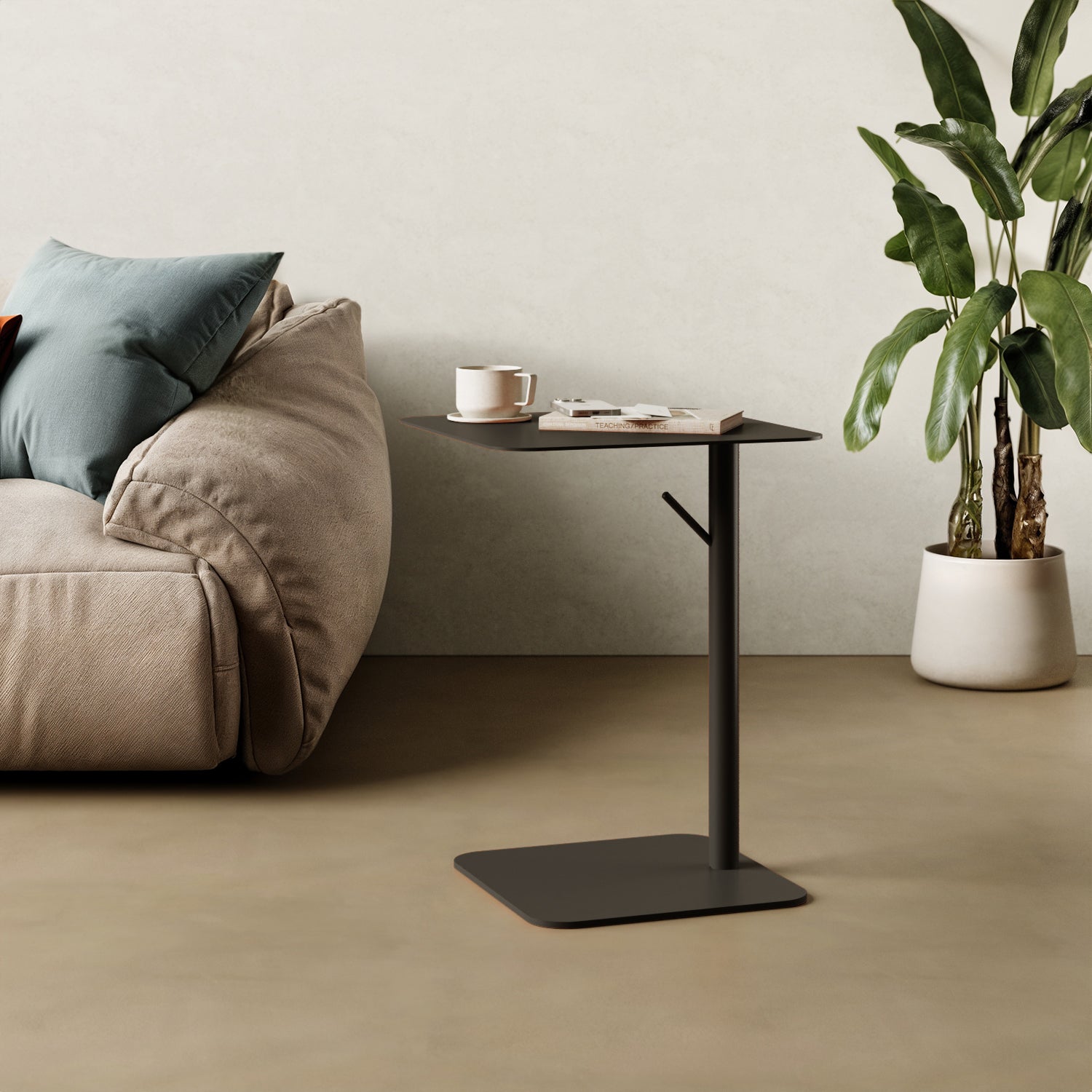 Tavolino Italia quadrato nero in contesto living, abbinato a divano e accessori