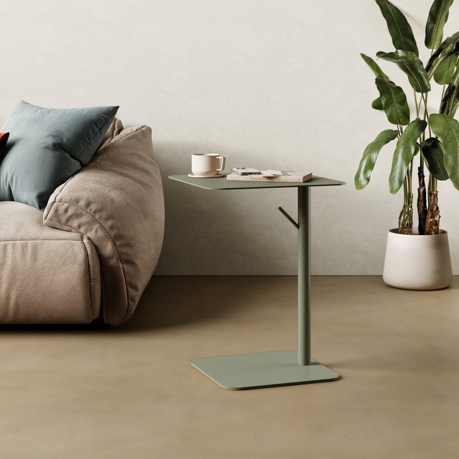 Tavolino Italia quadrato verde in contesto living, abbinato a divano e accessori